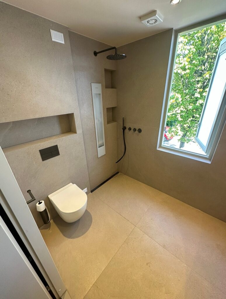 Badkamer in Den Haag met tegels van 120 x 120, nissen en inbouwtoilet van TECE