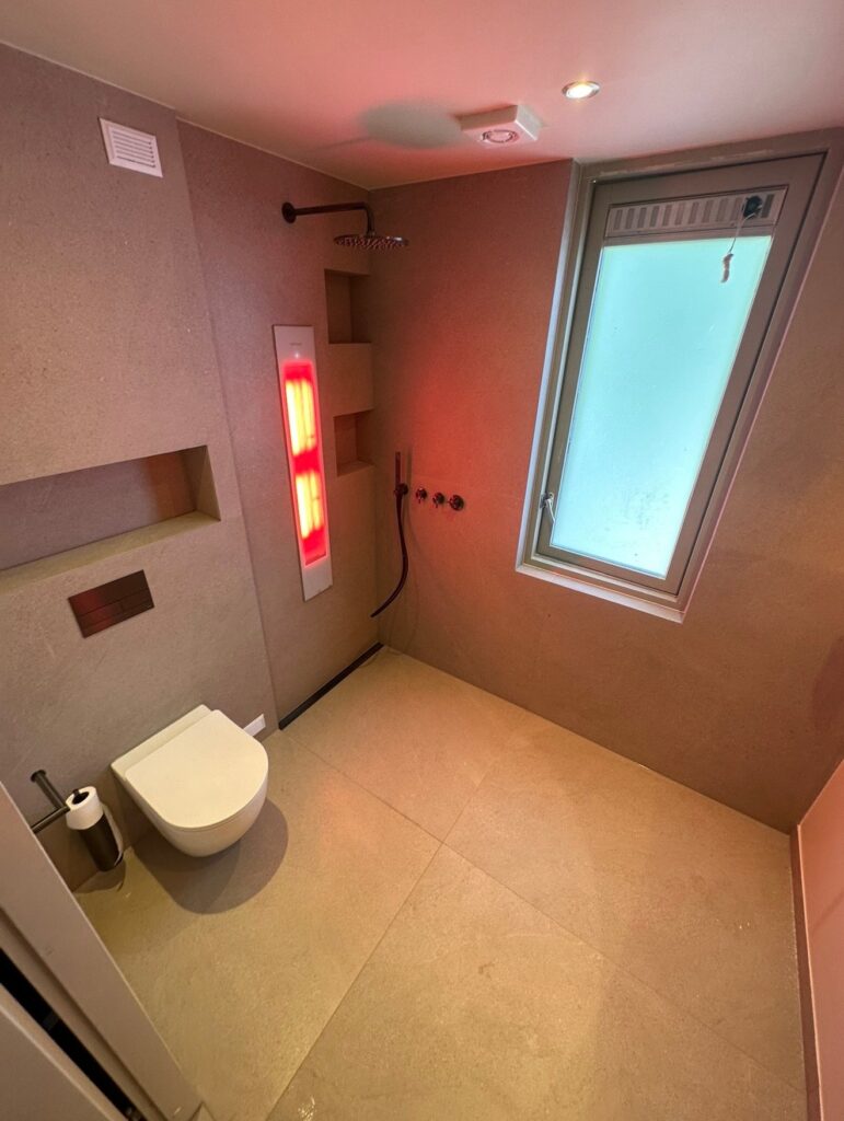 Sunshower en inloopdouche in de badkamer in Den Haag