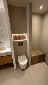 Maatwerk badkamer in Rozenburg met wandpanelen, inbouwtoilet en douchezitje