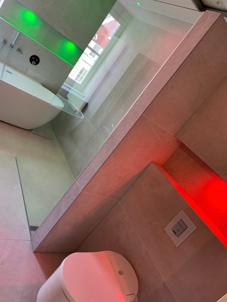 Japans douchetoilet en nis met ledverlichting in Zoetermeer