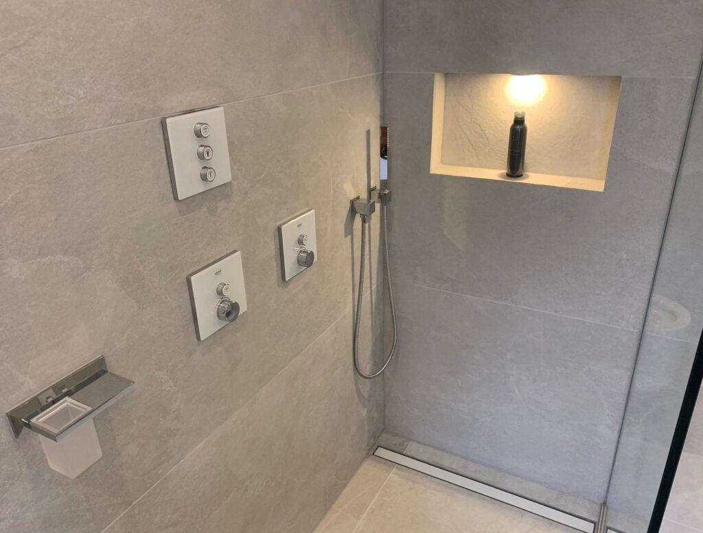 Inbouwkranen en verlichte nis in de douche in Zoetermeer